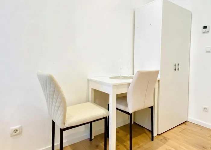Lovely 4-br Retreat Ottakring With Stunning Apartamento *