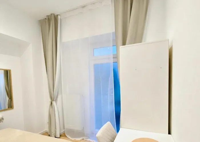Lovely 4-br Retreat Ottakring With Stunning Apartamento *